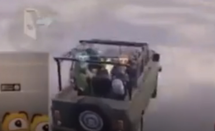 欧阳娜娜吃鸡没想到这个“朝阳区欧阳娜娜”真是本人,一边玩游戏,一边念吐槽她的弹幕,好嗨呦!