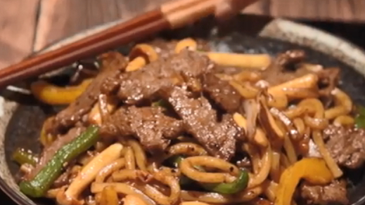 【一个人的乌冬面也要好好吃】懒人必备的牛肉炒乌冬,提前腌制好的牛肉鲜嫩多汁,加上爽滑的乌冬