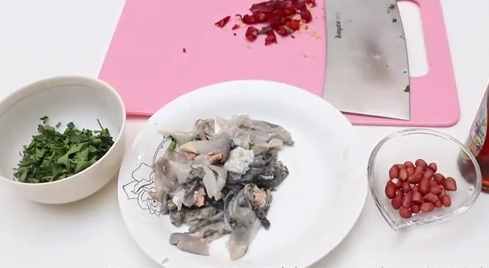 【三文鱼鱼皮还可以这么吃?】你做三文鱼的时候是否遇到过鱼皮像是一块鸡肋,食之无味弃之可惜呢