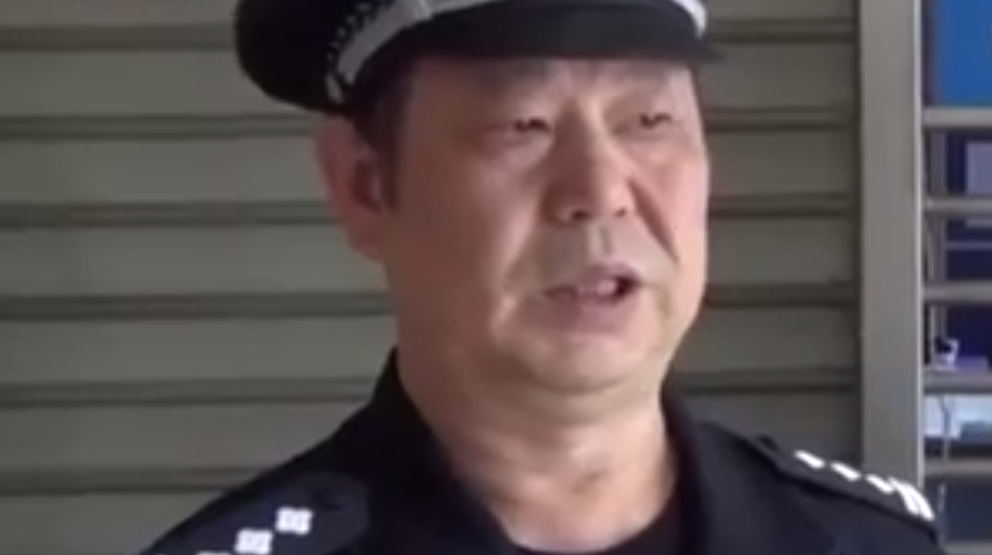24日,广东佛山男子杜某因喝多了酒,忘记自己是一名网上逃犯,到派出所办临时身份证明时被抓。