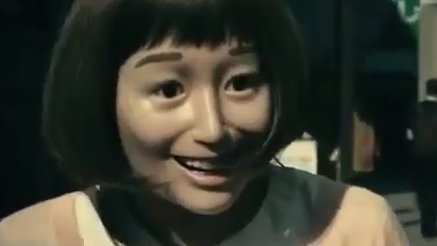 女孩在养的金鱼死后笑了,没想到金鱼竟化成灵魂来找她。