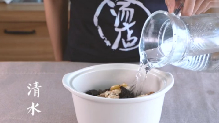 【四物鸡汤】四物分为当归、川芎、白芍、熟地黄四味药材,具有补血和血,调经化瘀等功效,其四物