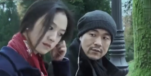 《命中注定》中的惊艳插曲《almost lover》,汤唯和廖凡雨中漫步道别,歌曲让这场道