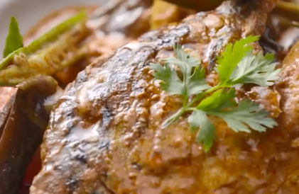 今晚吃什么【咖喱鱼头】来自马来的大厨,用味重的红咖喱与番茄、茄子、秋葵等熬成鲜醇浓稠的汤汁