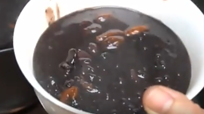 【黑米莲子芝麻枸杞花生粥】天气越来越冷,给家人煲一锅粥,滋补养胃,绵软香滑,喝完人热热乎乎