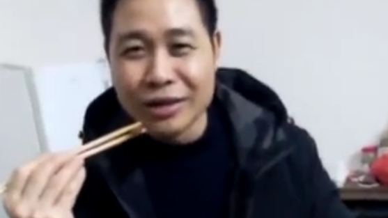 【山西小伙到广西做客,亲戚抓老鼠烧烤款待】薛先生是山西人,13日去广西看望当地亲戚,亲戚在