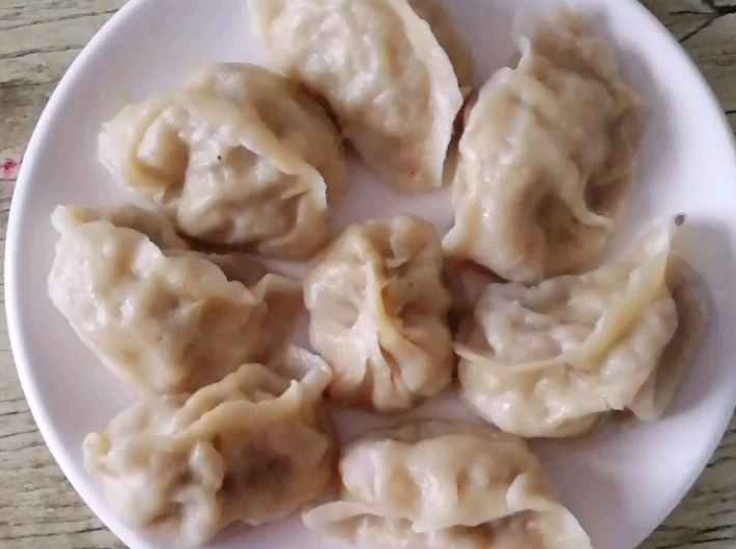 【西葫芦肉馅蒸饺】西葫芦包饺子最好吃,可以加虾米(虾皮),或者加鸡蛋,我老妈加的猪肉拌馅,