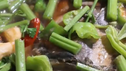 #今天吃什么#家常做法: 1草鱼清理之后控水改刀,鱼身抹上面粉;2葱切大段 ,姜蒜切大片;