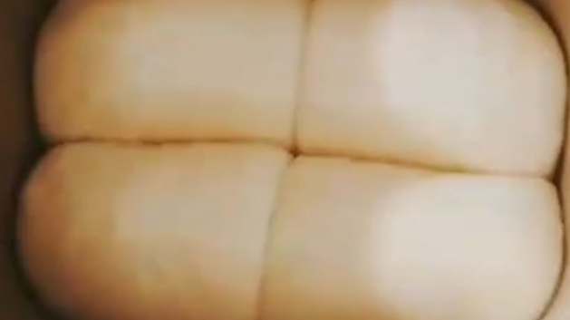 #百度红人计划# 面包机版炼奶吐司,只需和面25分钟就出手套膜了,直接用面包机烘烤,面包柔