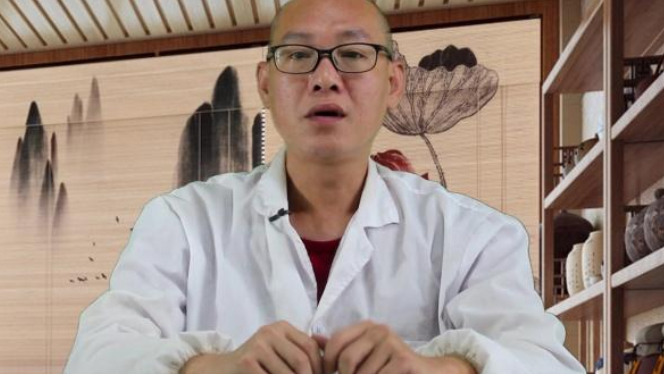 舌头有齿痕的人,很多都是:气虚之人。 气虚的人,会有下面症状: 舌头胖大,舌边有齿痕,说话