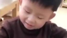 【感受妈妈的不容易!幼儿园萌娃用气球体验“怀孕”,花式表白妈妈辛苦了】11月25日,甘肃兰