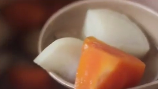 【五行蔬菜汤】 材料 : 1. 红萝卜1条;  2. 白萝卜1条;  3. 白萝卜叶1小把