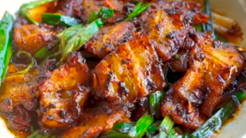 【家常版回锅肉】鲜嫩的五花肉,经过焯水、切片、爆炒,最后和豆瓣酱在锅里碰撞。肉质Q弹,酱香