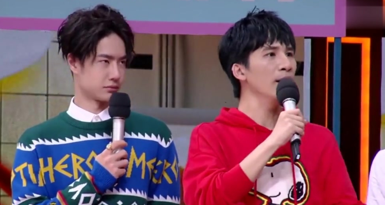 王一博很努力找话题的插话王,突然被CUE懵。