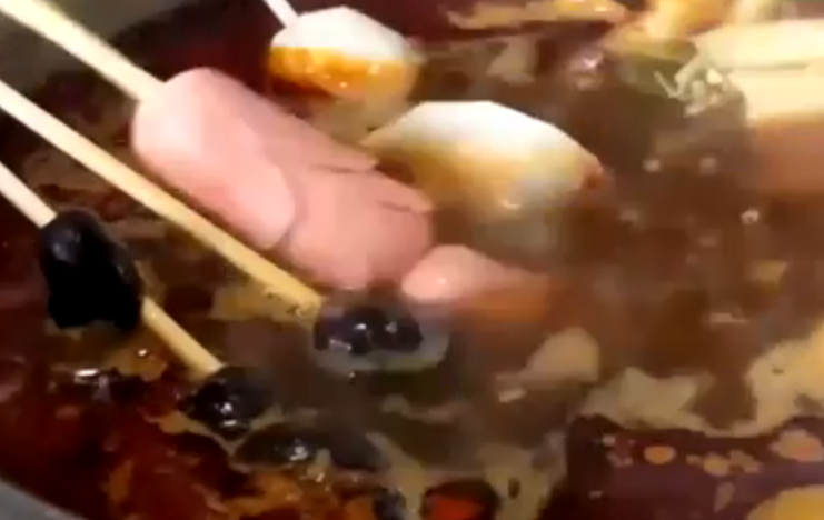 #美食秀场#四川的串串香的制作其实并不复杂,主要是串串香配方加炒料和调汤,现在经验君分享给
