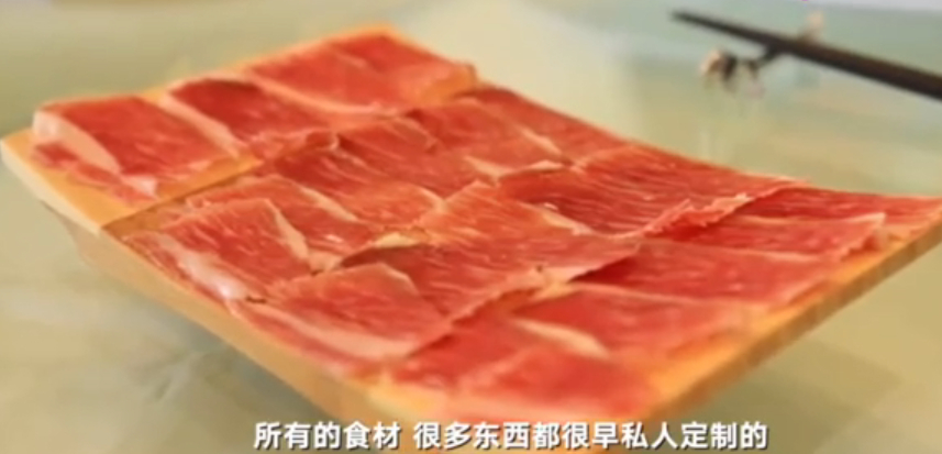 【餐厅老板回应天价账单:40万晚宴是迪拜王子请客】19日,一张写有总金额418245元,实