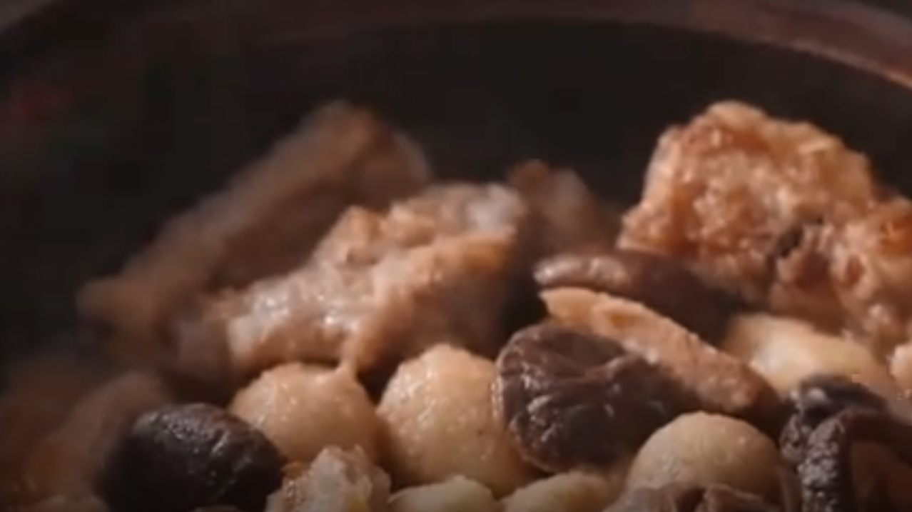 【黄金排骨煲】排骨做法多样,红烧、糖醋、粉蒸等无所不能。今天这种用大砂锅做的黄金排骨煲,大