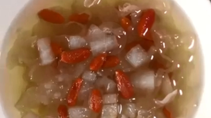 天气冷啦,前几天患了感冒的我给你们安利一个提高免疫力的汤食哦～ 保肝的银耳,润肺降火的雪梨