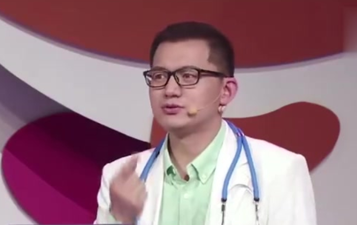 日常生活中经常会出现鱼刺卡喉的情况,许多家长认为可以通过吃蔬菜或者米饭将鱼刺带进胃里,但专