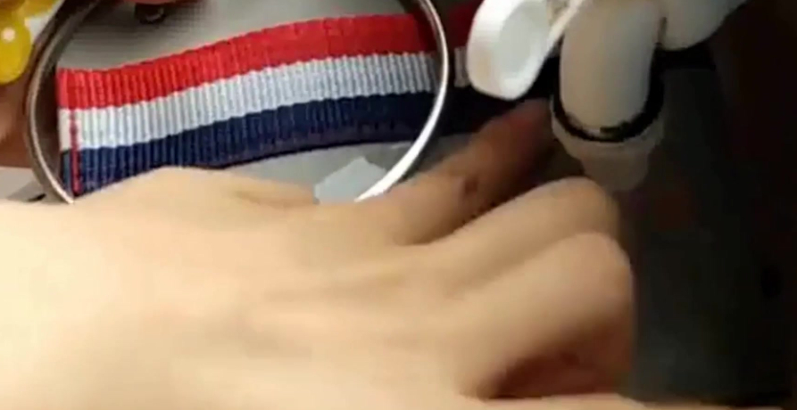 白色的包包虽然好看,但是却很容易脏,容易染上污渍和其它颜色,用久了会发黄,那么一旦发黄了怎