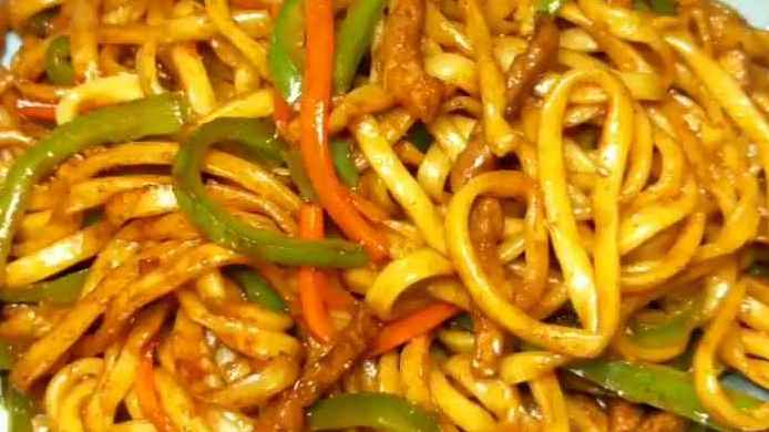 不想做饭?来碗青椒肉丝炒面吧!