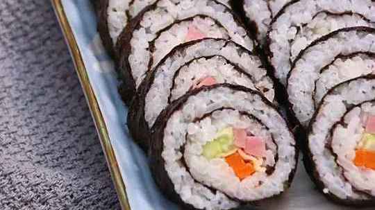 自己在家就能轻松做紫菜包饭,简单!