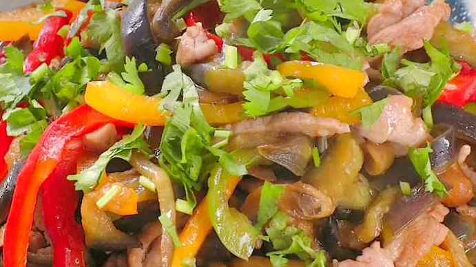 蒜香浓郁超简单,彩椒肉丝炒茄子!