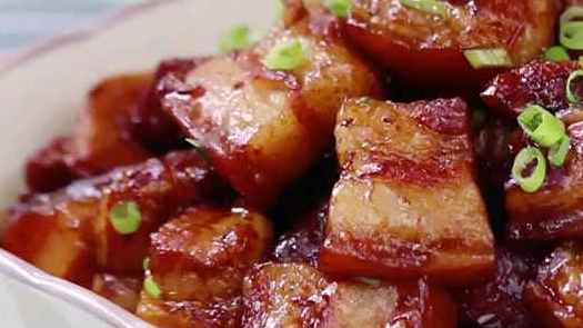 快到吃饭时间了,请你们吃红烧肉～