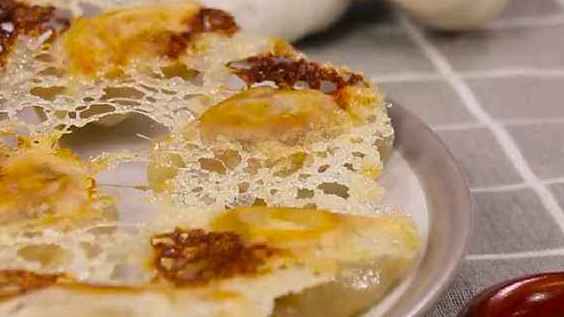 #2018年度神动态#   水煮的饺子吃腻了,不妨试试这一道冰花煎饺,表面酥脆,口感还香!