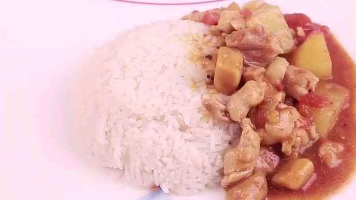 超级简餐-咖喱饭,买盒咖喱,加热拌饭就可以吃啦!这大概是道假菜吧哈哈!