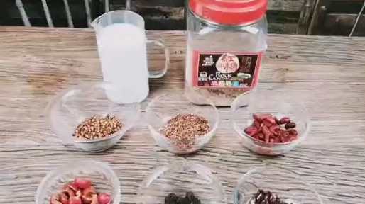 【牛奶红豆薏仁粥】 经常喝红豆薏米粥,还可以帮助人体排出尿液,使身体内的毒素可以随着尿液排