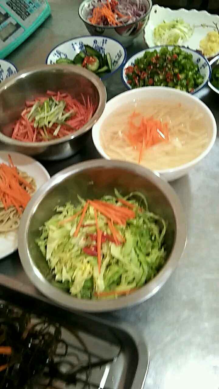 菜夹馍菜品的准备,做菜夹馍,油饼夹菜,或者荷叶饼夹菜都不错,前提是菜的味道得做好才行
