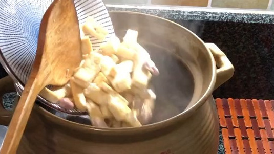 鲫鱼豆腐汤,加点瘦肉和生姜,鲜甜无腥味,营养丰富,好喝还补钙!