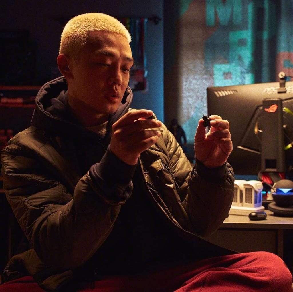 刘亚仁,朴信惠主演丧尸片《活着》的一组剧照,刘亚仁饰演的俊宇一角因