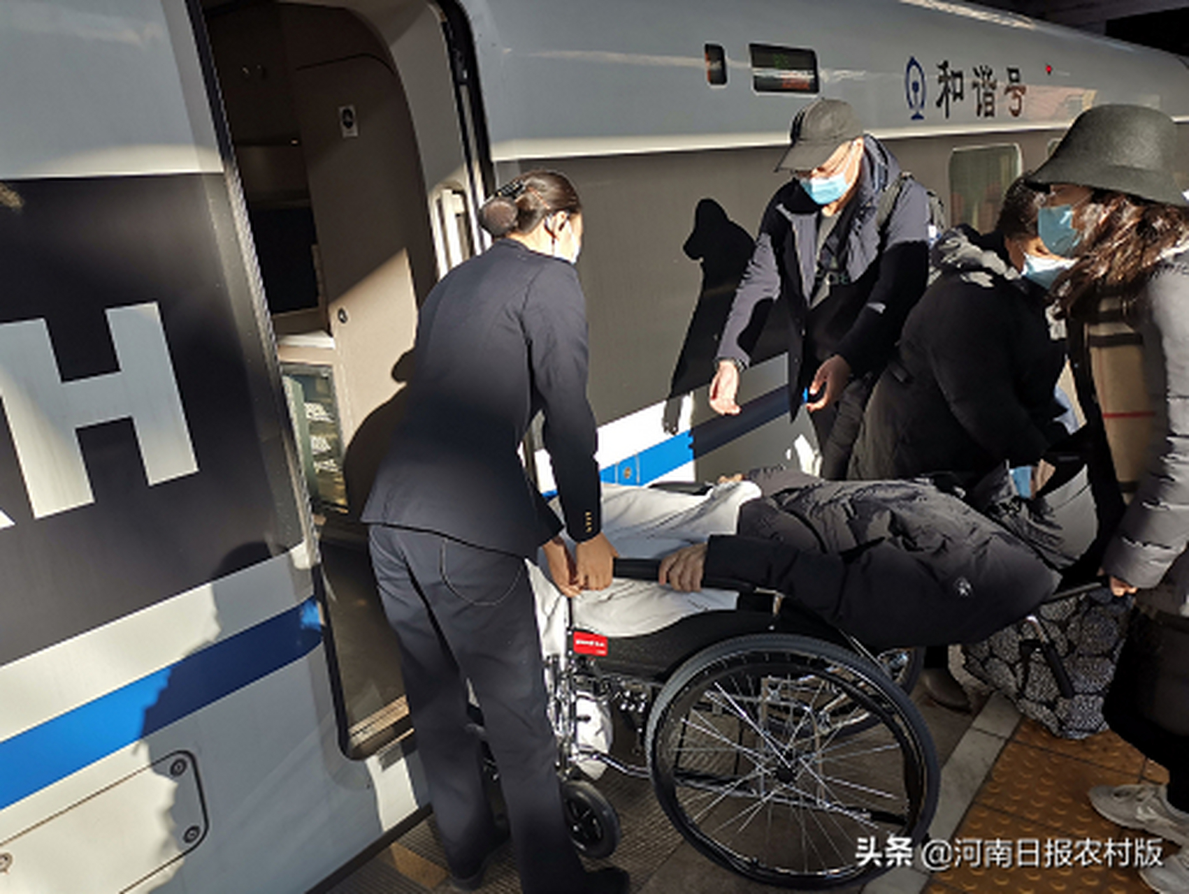 小车厢里有大爱,为家一般温暖的g673次列车点赞 河南日报农村版记者