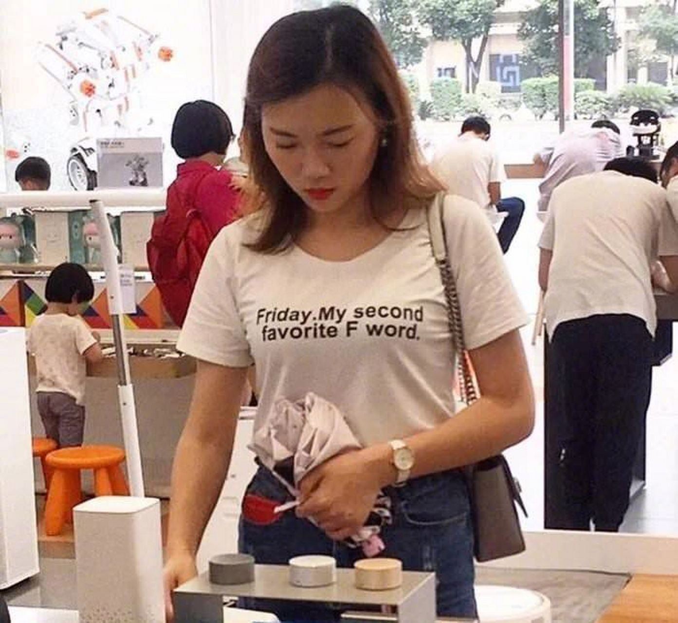 这闺女胸前印着拼音是啥意思?