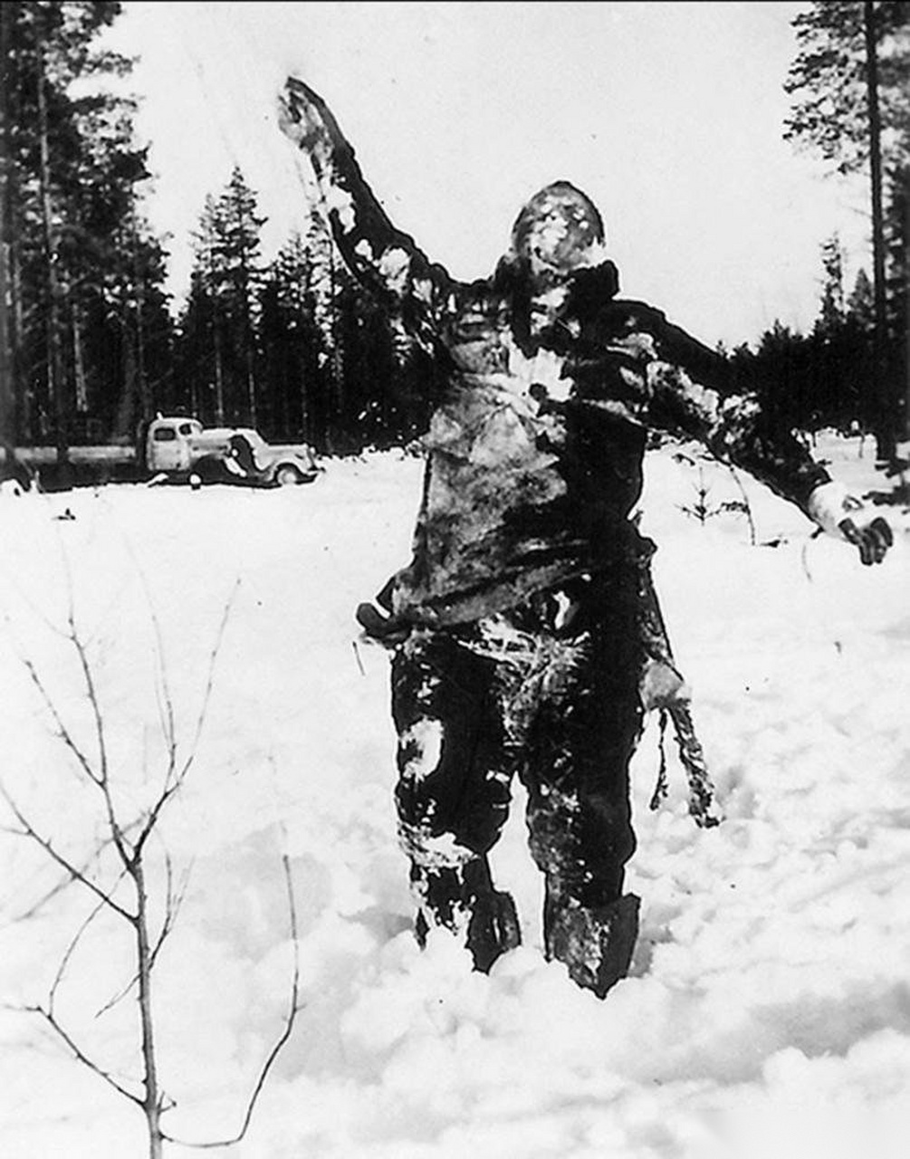 被苏军立在雪地里的"德棍"和被芬军立在雪地里的"苏棍"