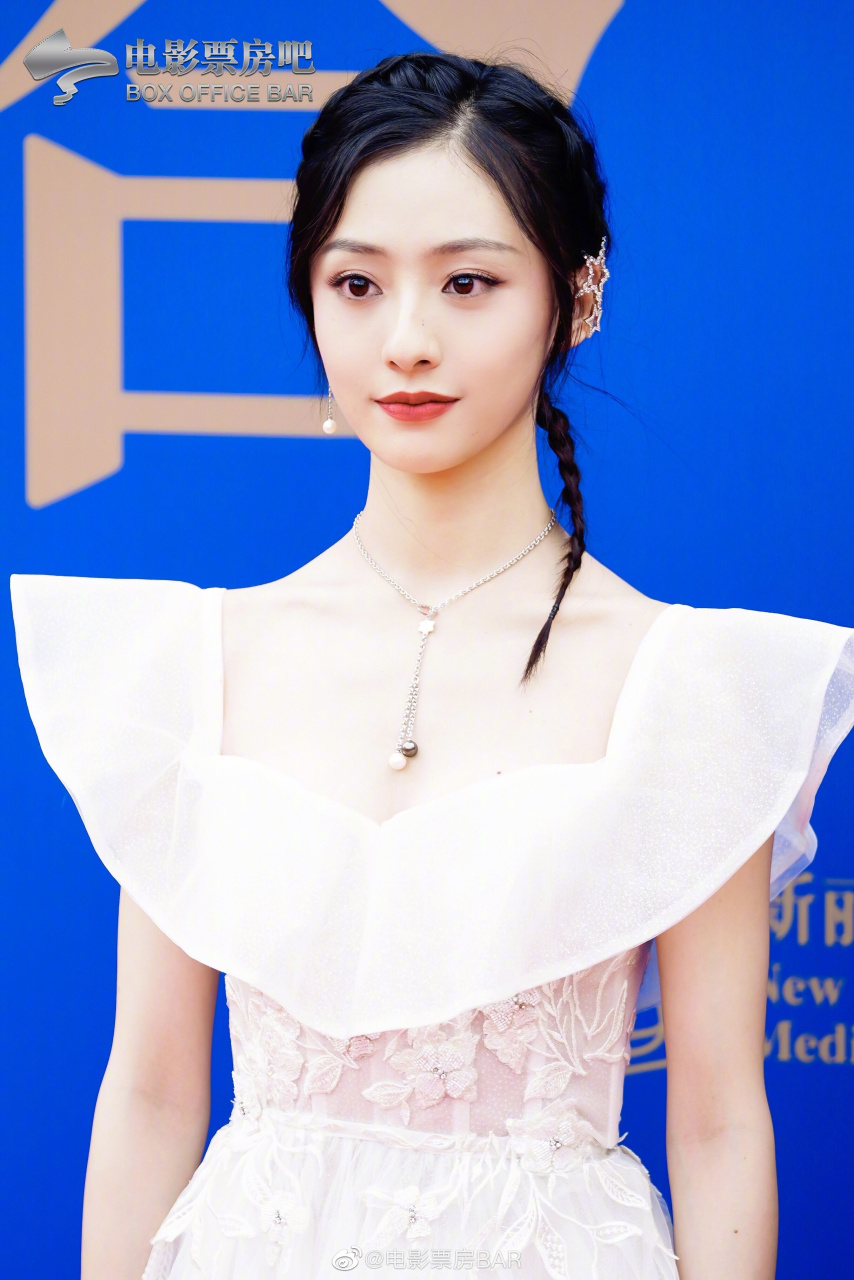 周也,胡连馨有女明星红毯比美内味儿了,胡连馨有点像郑爽呀
