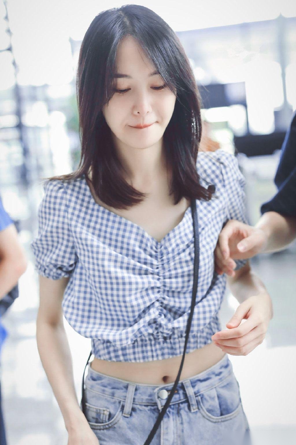 2019年6月20日,郑爽现身上海机场,当天她身穿蓝白格子上衣露肚脐秀