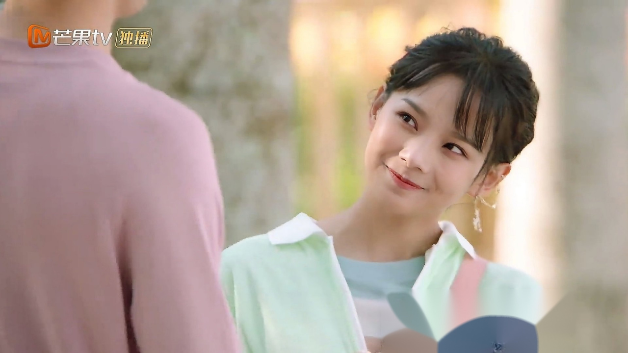 演员鲁照华的清纯笑容,源自内心的干净,这是学不来的.