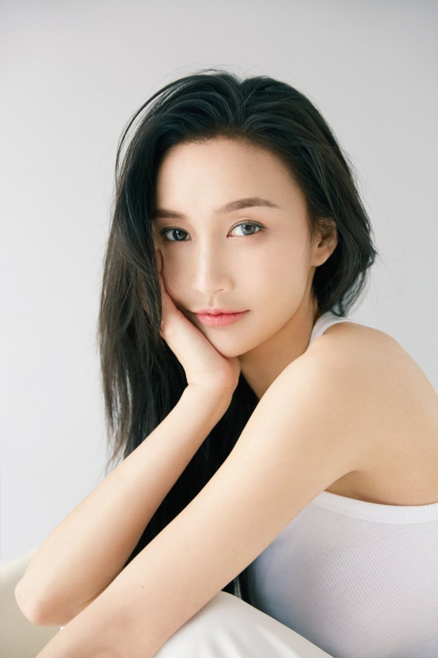 演员牛萌萌参与"环球共楚声"湖北公益直播活动正能量的小姐姐热情分享