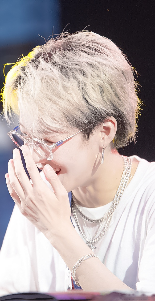 刘雨昕加盟潮流合伙人# #刘雨昕#  刘雨昕眼镜造型小合集～ 戴眼镜的