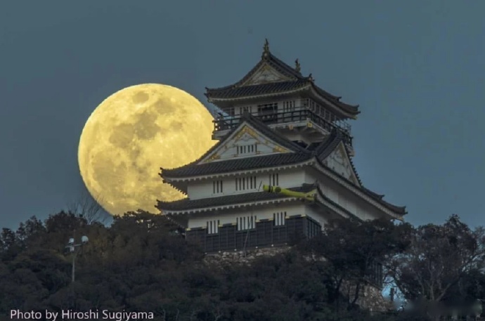 日本摄影师在岐阜城用600mm 的镜头,将建筑作为前景拍摄的超级月亮,每