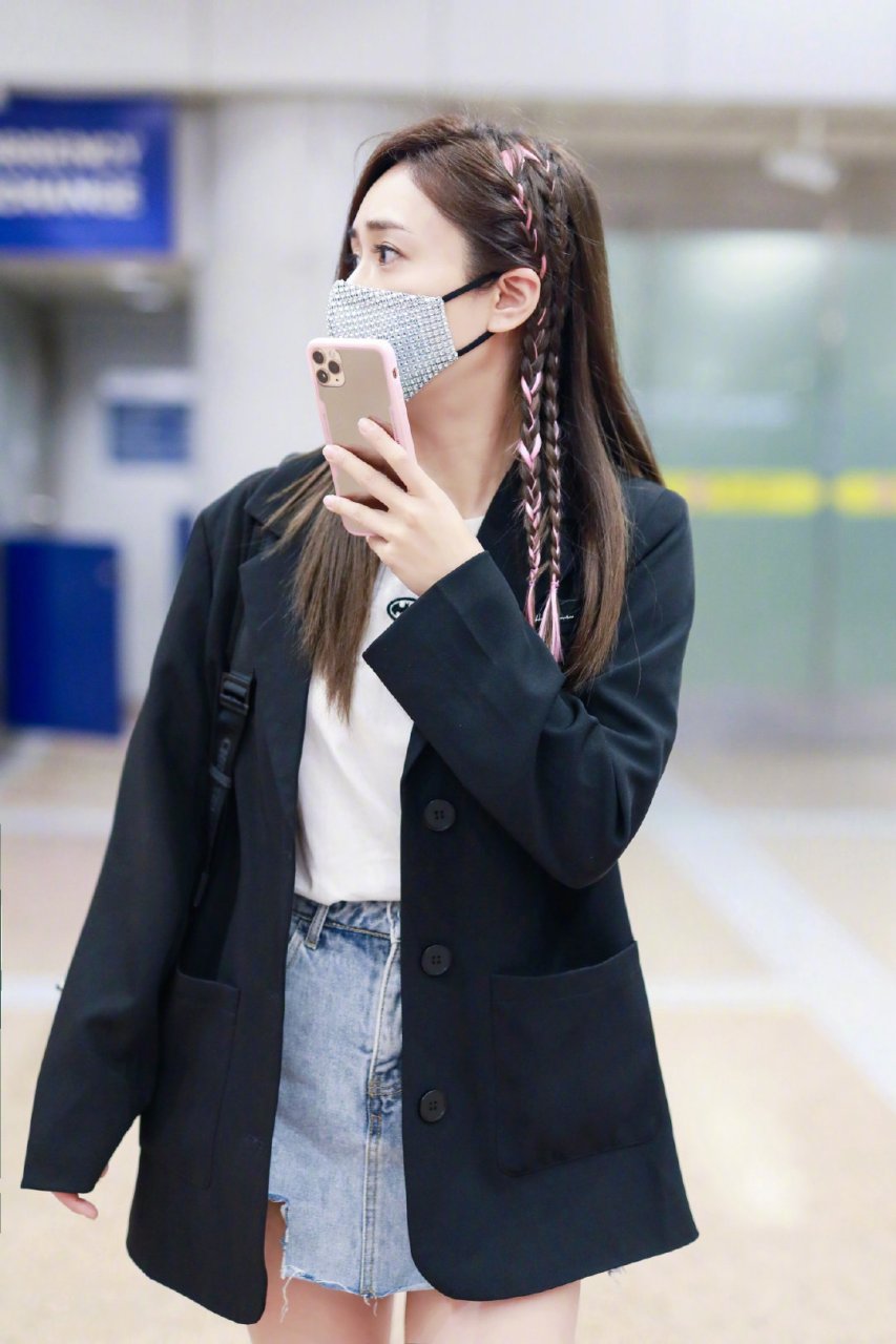 刘芸机场素颜照,黑色男友风西装搭配双肩包,又飒又a