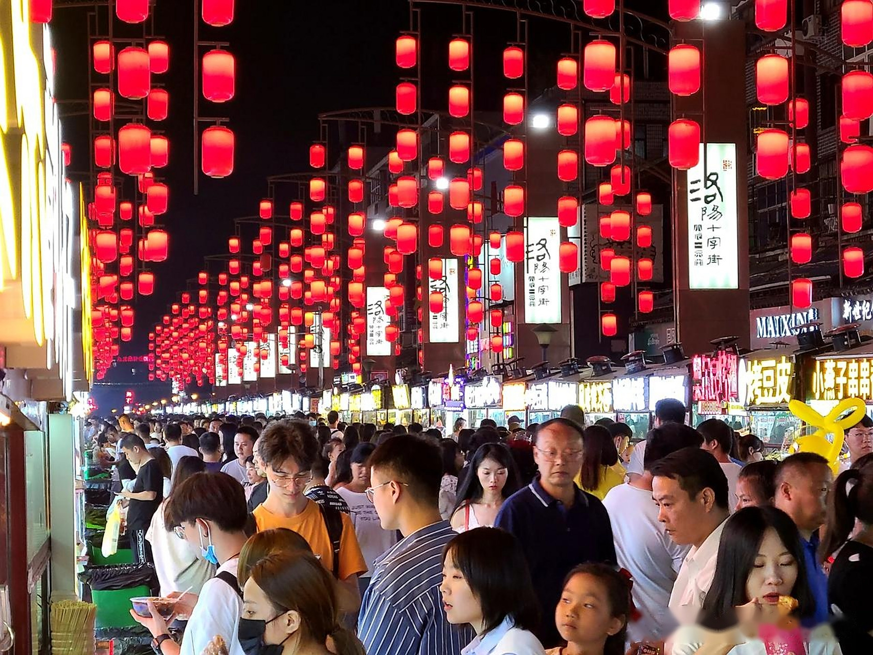 来到了洛阳,已去了龙门石窟和十字街夜市.