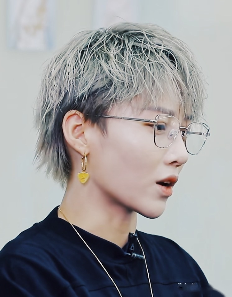 刘雨昕加盟潮流合伙人# #刘雨昕#  刘雨昕眼镜造型小合集～ 戴眼镜的