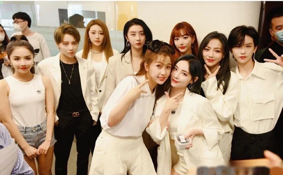 昨天thenine扫楼活动合照时刘雨昕未在c位……今日刘雨昕粉丝合理