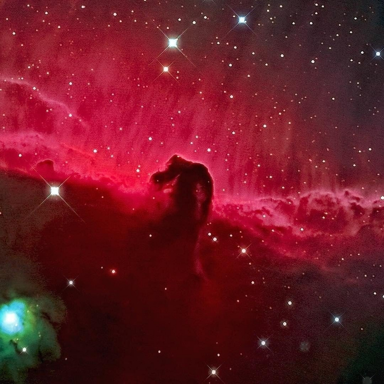 马头星云位于猎户座,也称为巴纳德33,在发射星云ic 434之内,是一个暗