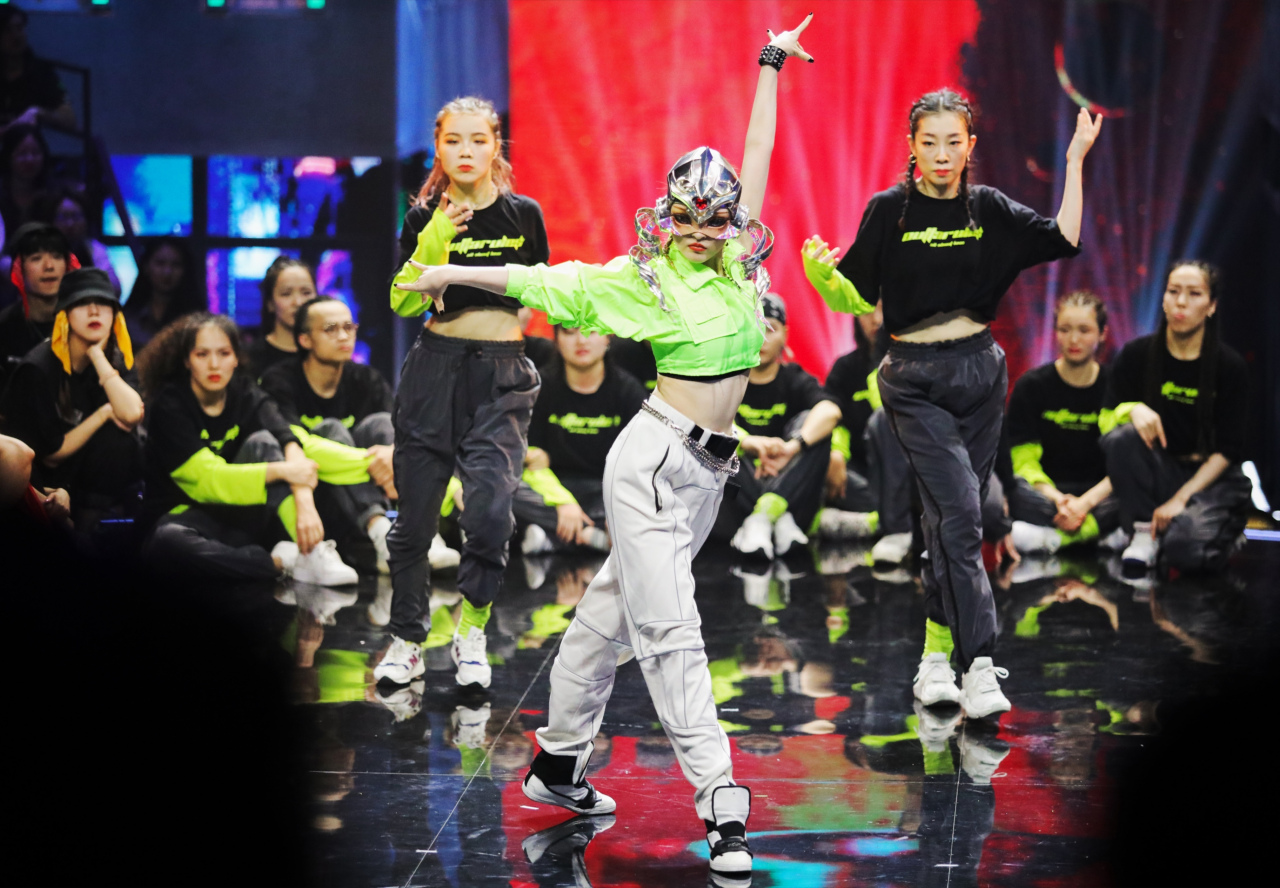 很珍惜这第一次能站上舞台这样跳舞的机会.