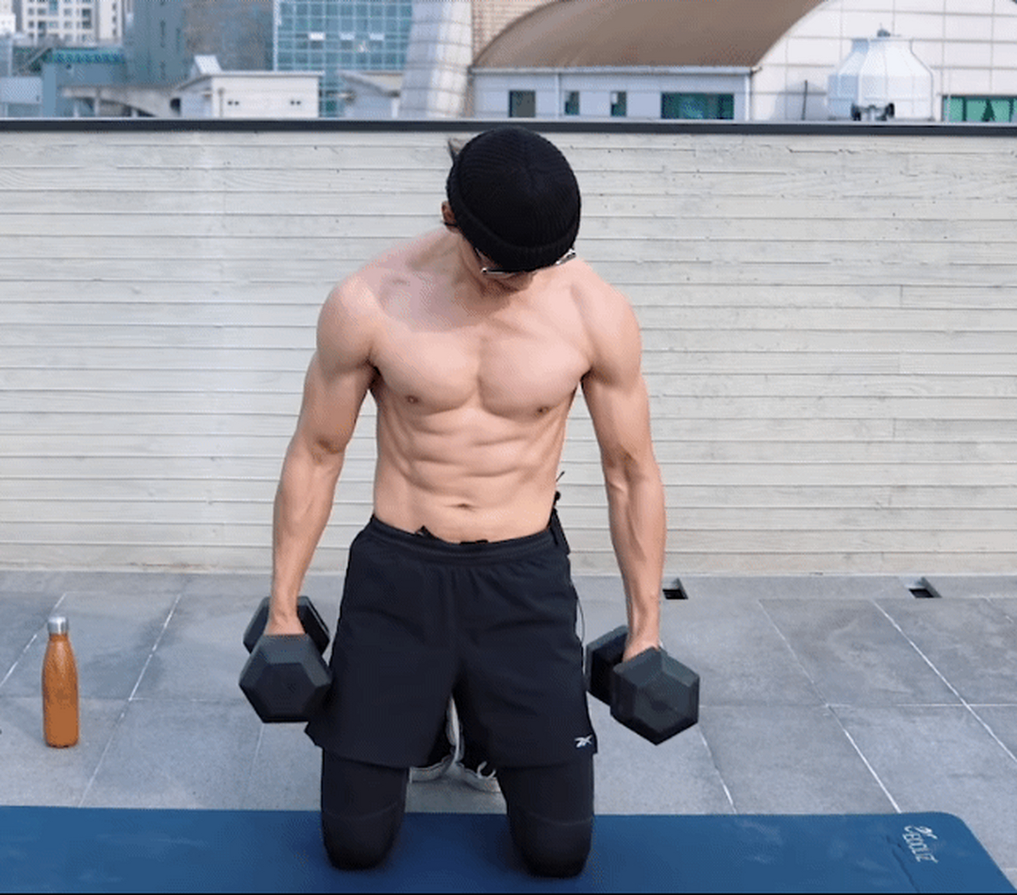 rain这个身材也太赞了,穿衣显瘦,脱衣有肉,果然健身使人年轻.